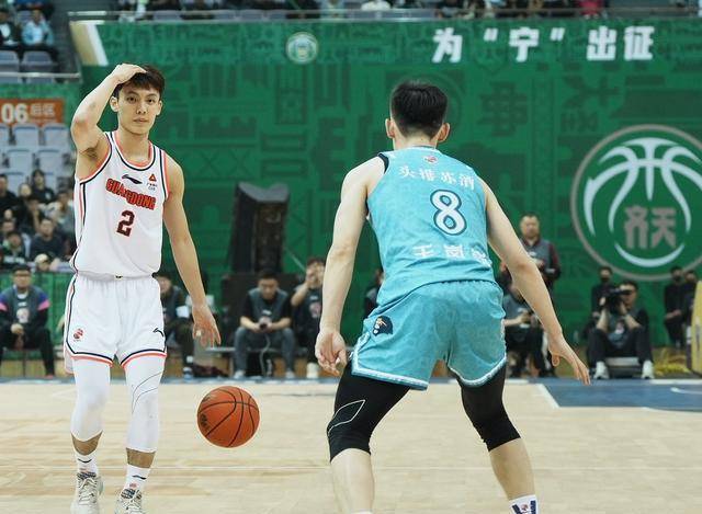 广东男篮在比赛中展现出强大的攻势